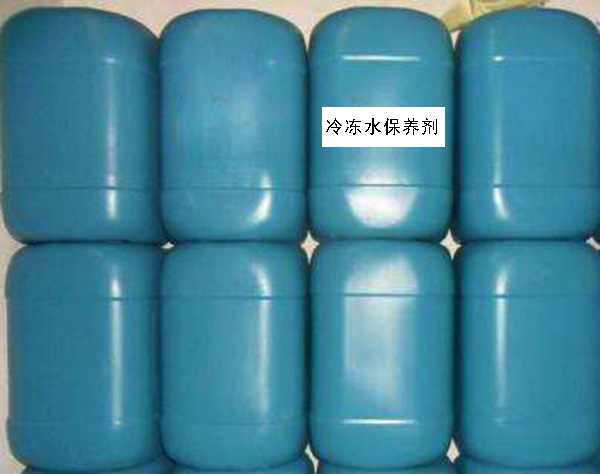 冷凍水保養(yǎng)劑適用于密閉系統(tǒng)以乙二醇、甲醇、乙醇、工業(yè)水等作冷媒的冷凍水及熱水系統(tǒng)作緩蝕劑用，也可用于防凍液、油輪、油罐中作水相緩蝕作用，以解決水線腐蝕問題，也適用于中央空調(diào)冷凍水系統(tǒng)。   密閉水緩蝕劑主要由有機(jī)腐蝕抑制劑、分散劑、亞硝酸鹽、鉬酸鹽等組成，是目前密閉系統(tǒng)中應(yīng)用較多，性能卓越的緩蝕劑之一。對碳鋼、不銹鋼、銅合金、鋁合金等多種材質(zhì)均有良好緩蝕性能。不含鉻酸鹽，在水中無顏色，減少金屬材質(zhì)產(chǎn)生斑點之現(xiàn)象。確保傳熱效率良好，減少維護(hù)和操作費(fèi)用。液狀產(chǎn)品添加及操作非常方便。本品適用于系統(tǒng)泄漏量小的密閉循環(huán)水冷卻系統(tǒng)。